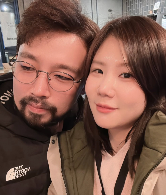 미스터 킴과 28기 순자가 다정하게 얼굴을 맞대고 찍은 사진