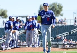 "Ball ball → Full base home run bam." LAD Sasaki allowed 4 runs in 0 innings → 1st inning... However, after re-emerging in the second inning, he became a "shame winning pitcher" with two perfect innings