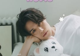 Ли Дон Ук, Ук-дон обнимает и ложится в кровать.Опубликованы дополнительные постеры для тура с фанатами