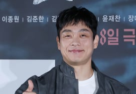 キム・ヨンソン『サルモクジ、親指を立てる』 [★写真]