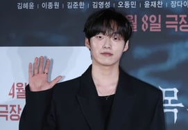 Юн Джэ-чан "Тёмные приветствия" [★Фото]