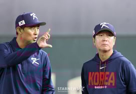 [フォト] 'キム・グァンサムコーチと話す' 野球代表チームのリュ・ジヒョン監督