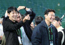 [フォト] '訓練を見守りながらハート発射' イ・デヒョン解説委員