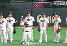 [フォト] '守備練習をする野球代表チームの投手たち'