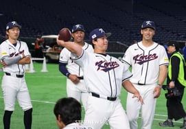 [Chụp ảnh] Noh Si Hwan trong phim 'Cầm bóng đá Mỹ'