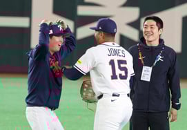 [Chụp ảnh] Gọi Jeomy Jones đi ạ. Đạo diễn Ryu Ji Hyun."