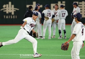 [Photo] "Toss is an art, too." Shortstop Kim Juwon