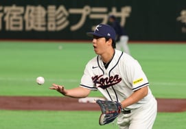 [フォト] 「受け取れ！1塁 ノ・シホン