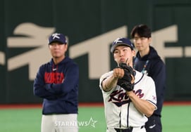 [Chụp ảnh] Huấn luyện viên Ryu Ji Hyun theo dõi cầu thủ chốt gôn 2 Kim Hye Sung