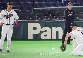 [フォト] 'キム・ドヨンと3塁守備練習' シェイ・ウィットコム