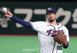 [Photo] "You trust me, don't you?"'  Dayne Dunning warms up with catch