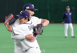 [相片儿] "接球结束后拥抱" 风趣网和申敏宰