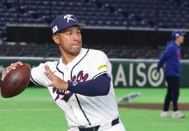 [Chụp ảnh] 'Ném bóng đá kiểu Mỹ là chuẩn nhất để thả lỏng vai' Jones