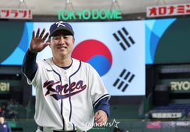 [Photo] "Say hello to reporters". Coach Choi Wonho