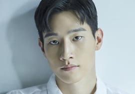 With Noh Sanghyun and Song Joonggi in his arms [Official]