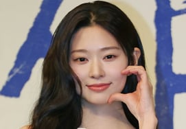 IZ*ONEのキム・ミンジュ、'SHINING'で初主演のデビュー式 「プレッシャーはあるが、好意的に見てほしい」