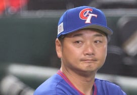 [相片儿] 备战澳大利亚战的台湾队主教练郑浩举