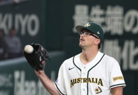 [相片儿] 澳大利亚首发投手威尔斯在与台湾队的比赛中首发出场