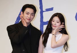 パク・ジニョンとキム・ミンジュの「ポーズはキュートに」 [★写真]