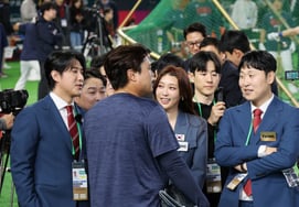 [Фото] «Я разговариваю с комментаторами Хван Чжэ Гюн и Юн Сок Мин» Рю Хён Джин