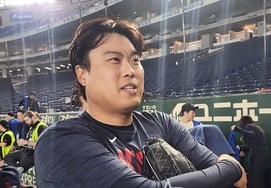 时隔17年再次来到东京巨蛋的柳贤振对郑宇柱说:"今天多投好球吧！"