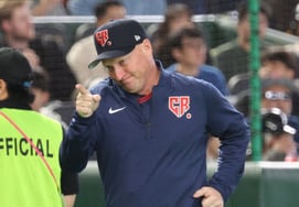 [Chụp ảnh] "Đạo diễn Pavel Hadim của Cộng hòa Séc, người đã ra sân trong "