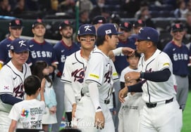 [Photo] We're gonna be good!' Lee Jung-hoo hugs Jones