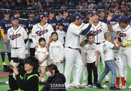 [Photo] "Korea's director Ryu Jihyun and fielders who are doing great in the Czech Republic."