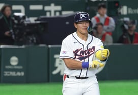 [Photo] "Fourth on the base on balls." Ahn Hyunmin