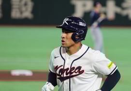 [Фото] Джонс 'Первый камень, левая муха'