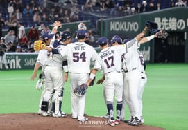 [一下子] 韩国队以11比4战胜捷克队，在投手踏板上也举行了庆祝仪式