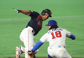 [Фото] "Тройка в начале 2-го иннинга" Ёсида