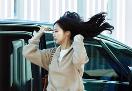 BLACKPINK JENNIE"撩头发就是画报" [★照片]