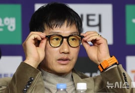 Đạo diễn Lee Jung Hyo, trưởng đoàn Paju...Trong môi trường "Lạc lối trong phòng thay đồ xa xỉ", "Anh ấy là người đã từng hành chính, nếu anh ấy có sự quan tâm"