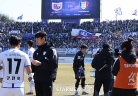 [相片儿] 挤满坡州体育场的水原助威团