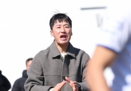 [Фото] Режиссер Ли Чон Хё: «Я должен проколоть его в пустое место»