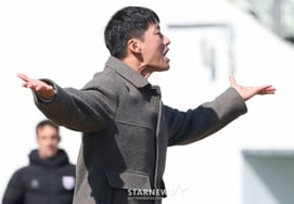 [Фото] Режиссер Ли Чон Хё протестует против решения суда