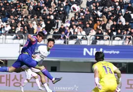 [相片儿] 金智贤以头球攻入首粒进球