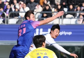 [Фото] Ким Чжи Хён, "Пенальти-кик" был компенсирован.'