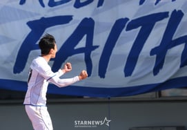 [フォト] サポーターに駆け寄り歓声を上げるキム・ジヒョン