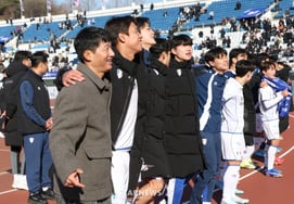 [Фото] Режиссер Ли Чон Хё: «Танцует ли на вечеринке?»