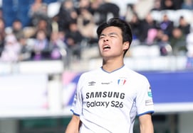 [Chụp ảnh] Kim Ji Hyun 'A, đá penalty bị lỡ mất rồi'