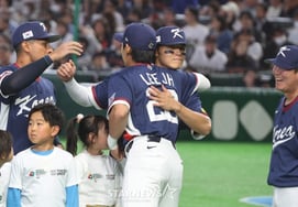 [Фото] Капитан Ли Чжон Ху «Обнимаясь с игроками и взламывая их решимость»