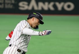 [Chụp ảnh] Cú homerun theo đuổi 2 điểm của Suzuki."