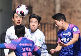[フォト] チェ・ボムギョン 'ヘディングでの鋭いパス'
