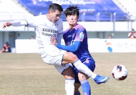 [Photo] Hayes, "How about my abs?"