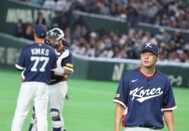 Cú ném bóng gây sốc của Kim Young Kyu → Tại sao không thể thay thế dù bóng ném đang bị lung lay? [WBC]