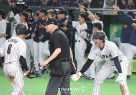 [Chụp ảnh] Otani hoan hô sau khi ghi điểm