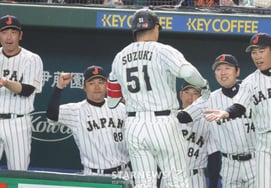 [フォト] スズキのホームランを祝う日本のイバタ・ヒロカズ監督