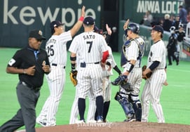 [フォト] 韓国戦の逆転勝利を祝う日本